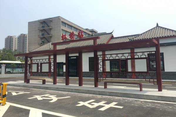 黃岡LCD顯示屏、復(fù)古式候車(chē)亭板式，突出城市復(fù)古特色的格調(diào)